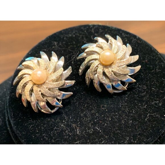 1960s Vtg Kramer signed Vtg Silver Tone Clip Earrings with Pearl - Picture 1 of 5
